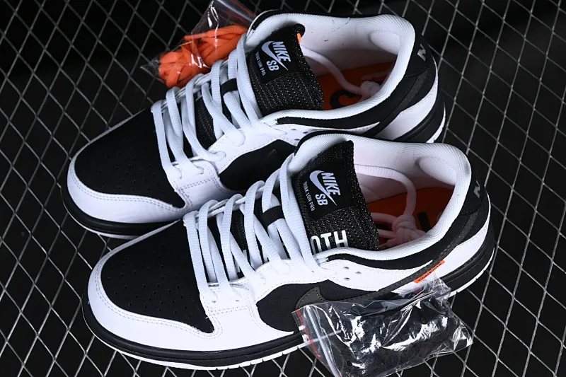 All categories Nk SB Dunk Series Nk SB Dunk Low low-top sneakers Cost-effective version Tightbooth x Nk SB Dunk joint model Reverse Panda SB low-top casual sports skateboard shoes FD2629-100